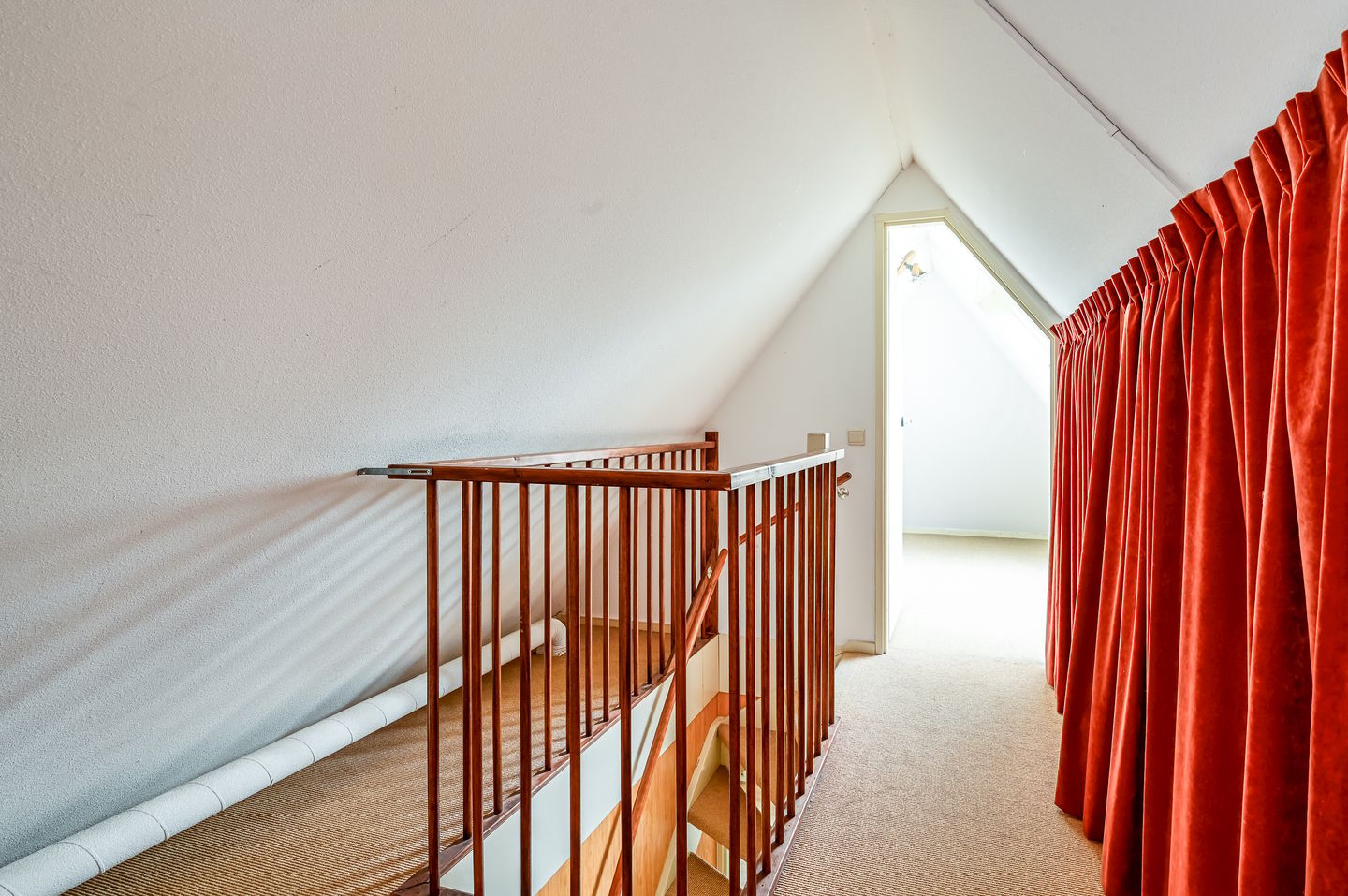 Spacious detached family home with six bedrooms in child-friendly neighborhood — 40