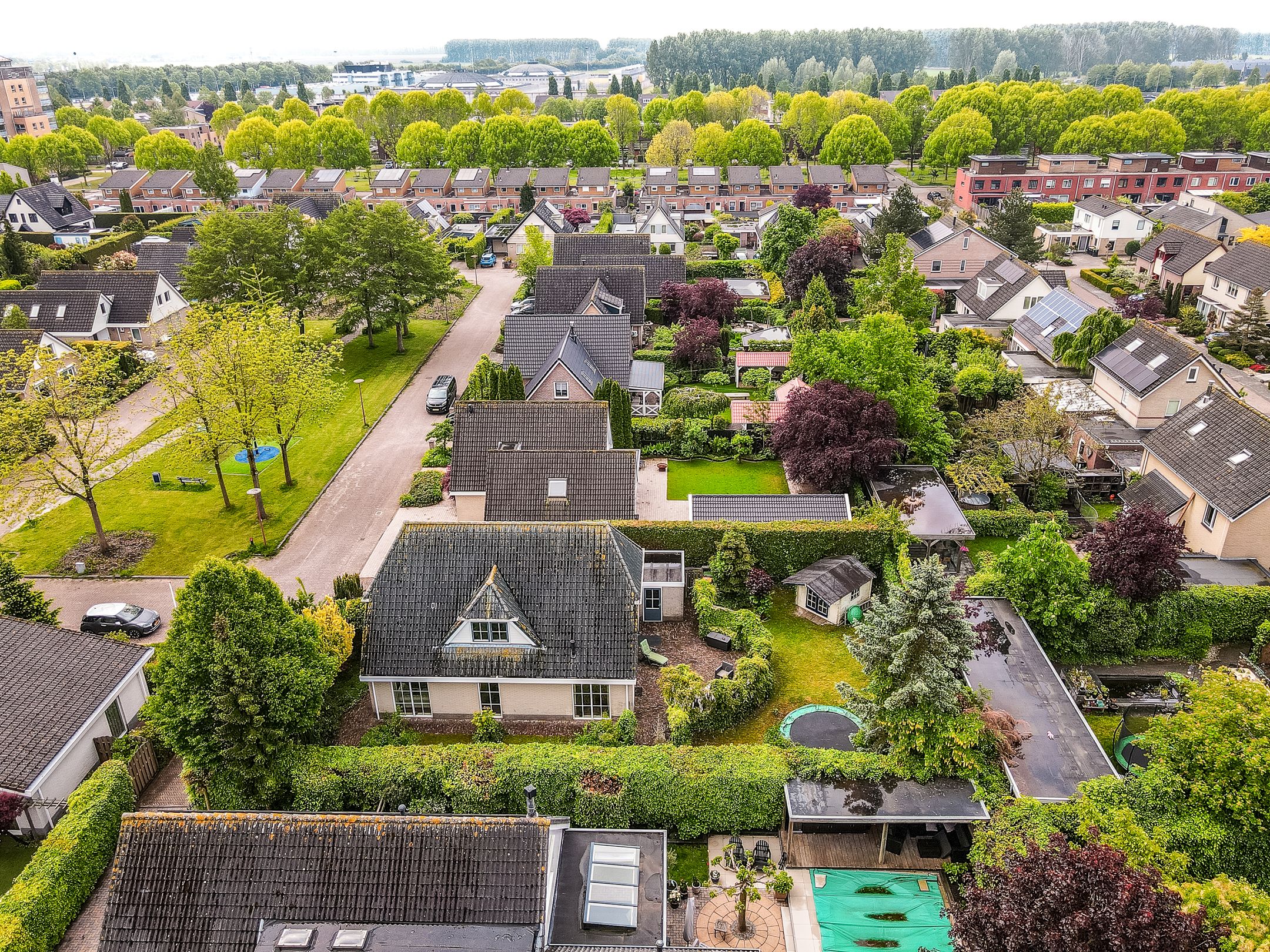 Spacious detached family home with six bedrooms in child-friendly neighborhood — 63