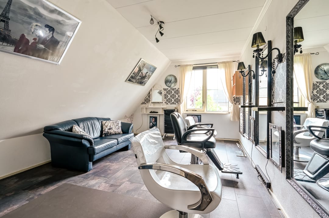 Spacious detached family home with six bedrooms in child-friendly neighborhood — 31