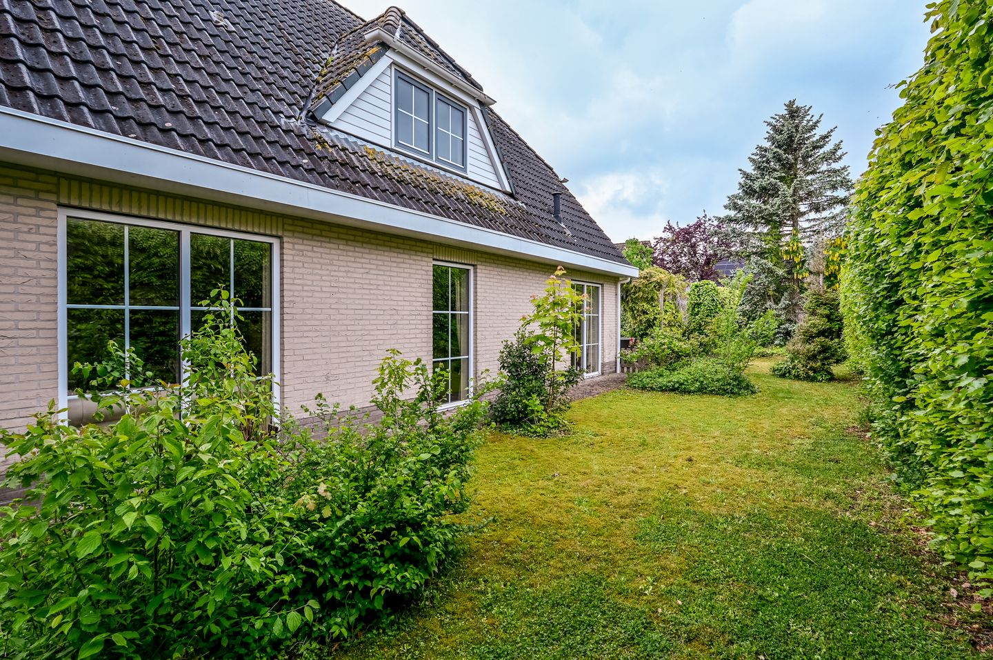Spacious detached family home with six bedrooms in child-friendly neighborhood — 50