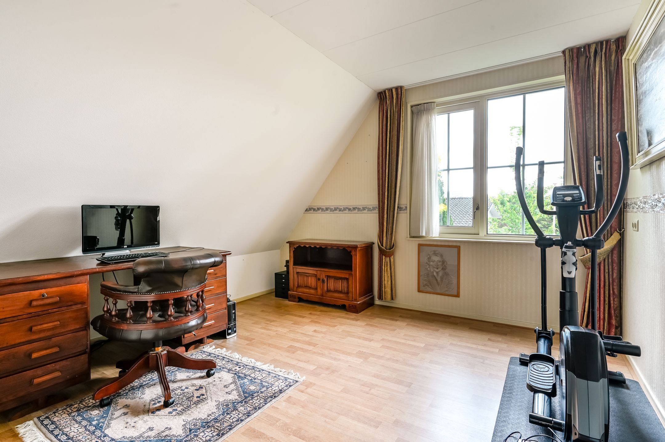 Spacious detached family home with six bedrooms in child-friendly neighborhood — 33