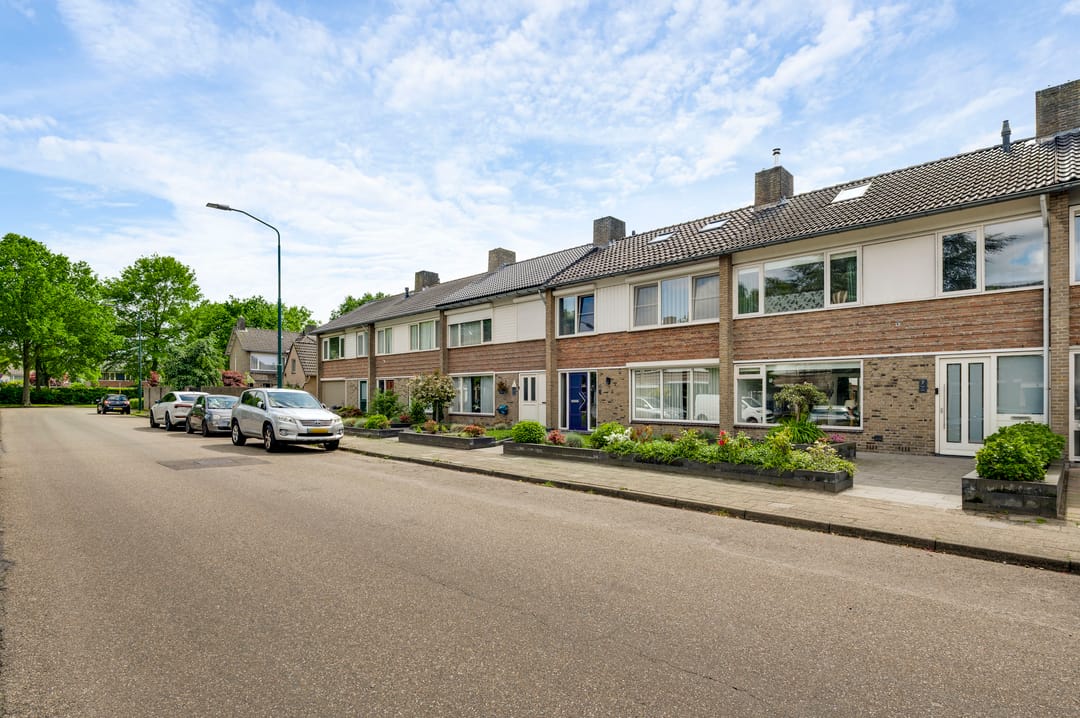 Royally extended family home with garden room in Maarheeze — 38
