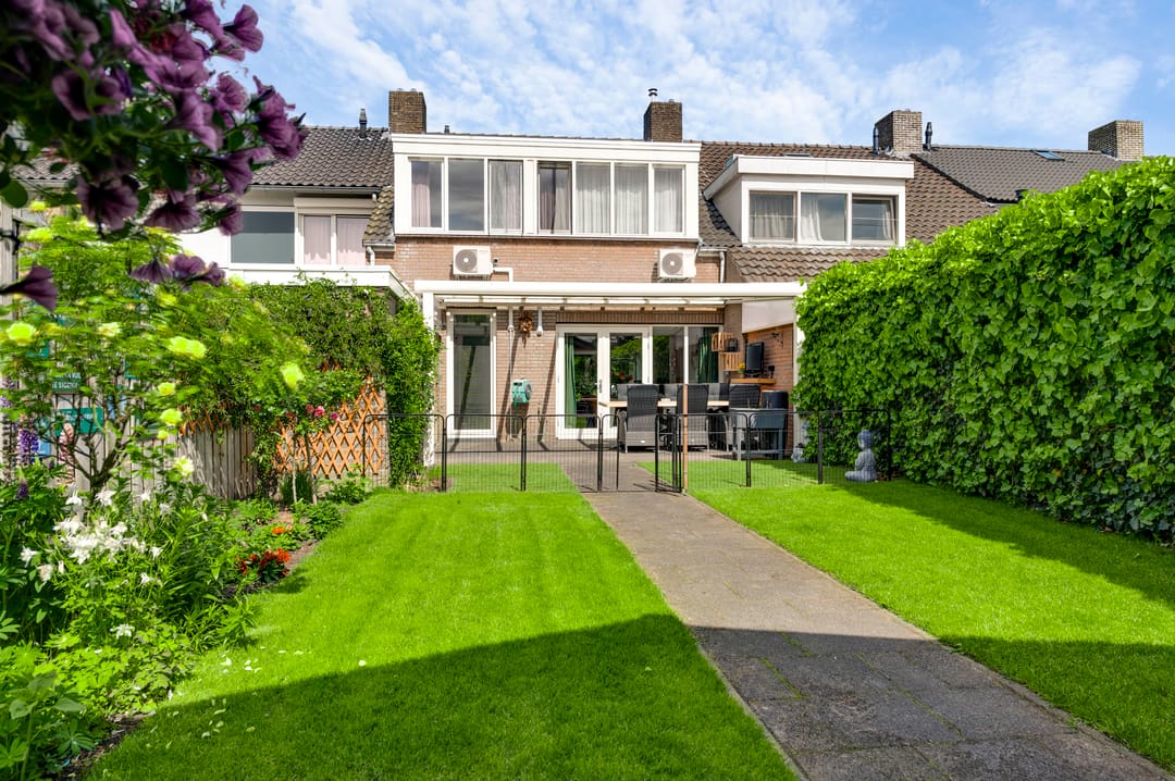 Royally extended family home with garden room in Maarheeze — 32