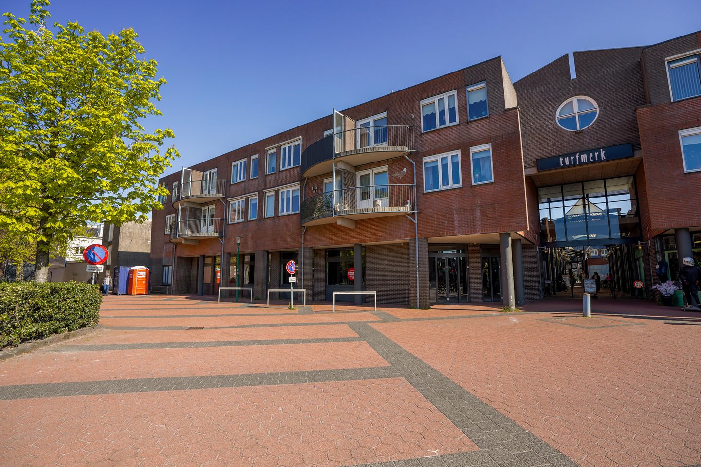 View photo 2 of Schoolstraat 1