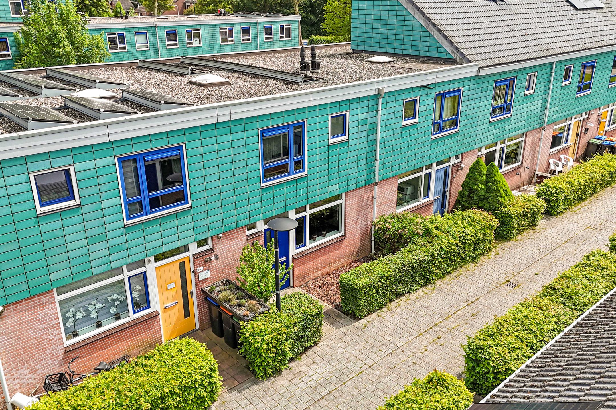 Modern Renovated Terraced House with Solar Panels in Child-Friendly Neighborhood — 9