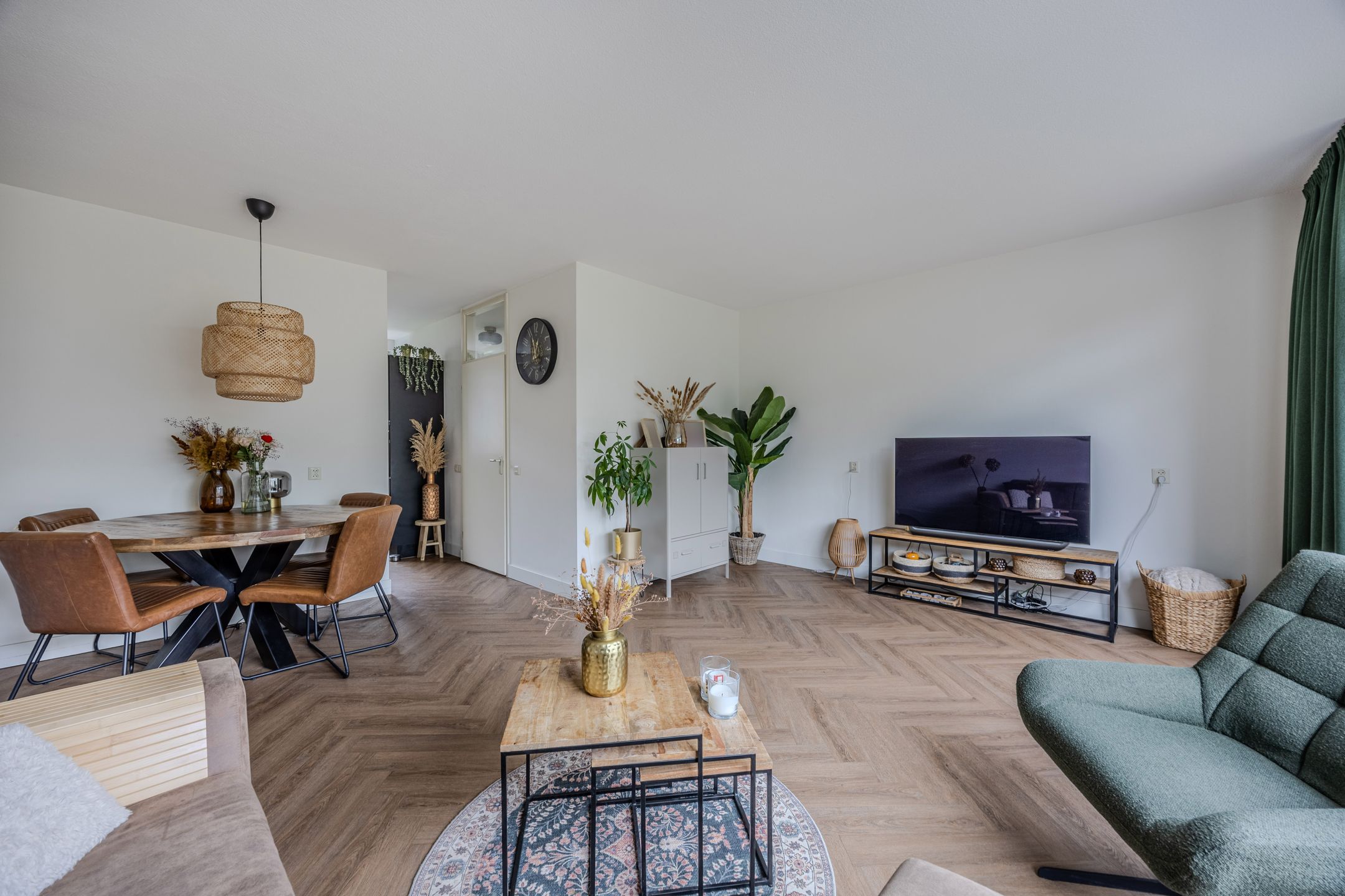 Modern Renovated Terraced House with Solar Panels in Child-Friendly Neighborhood — 21