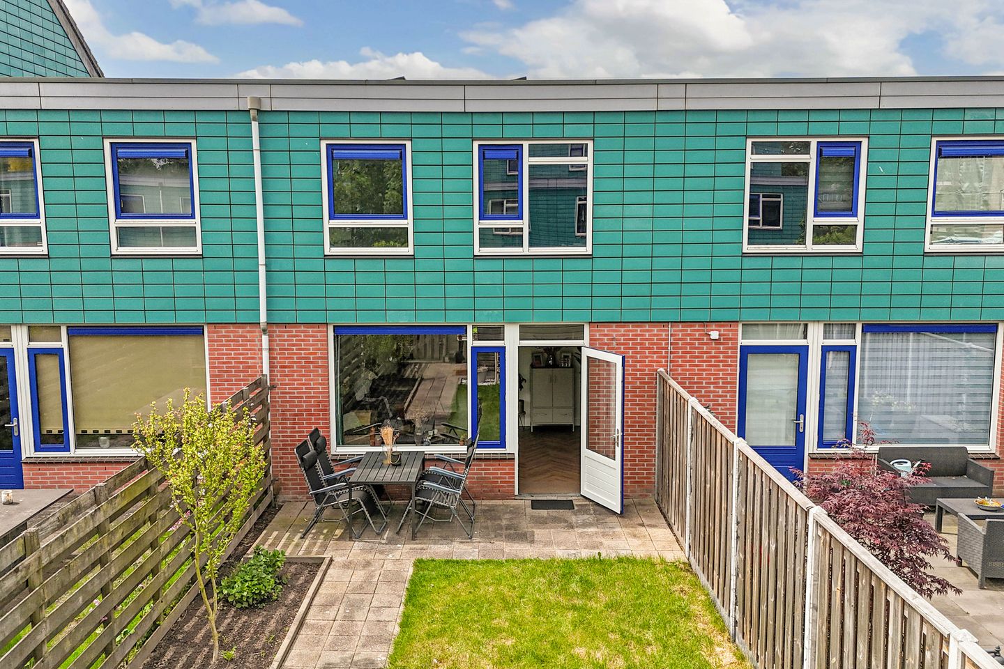 Modern Renovated Terraced House with Solar Panels in Child-Friendly Neighborhood — 44
