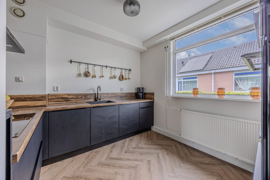 Modern Renovated Terraced House with Solar Panels in Child-Friendly Neighborhood — 23