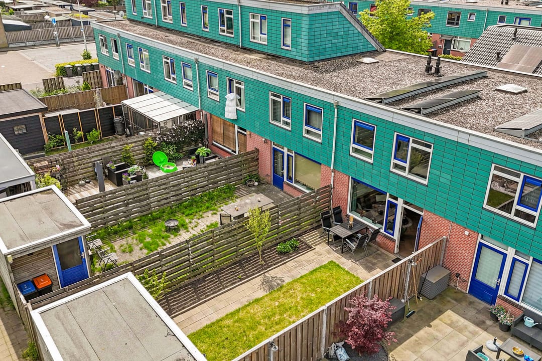 Modern Renovated Terraced House with Solar Panels in Child-Friendly Neighborhood — 47