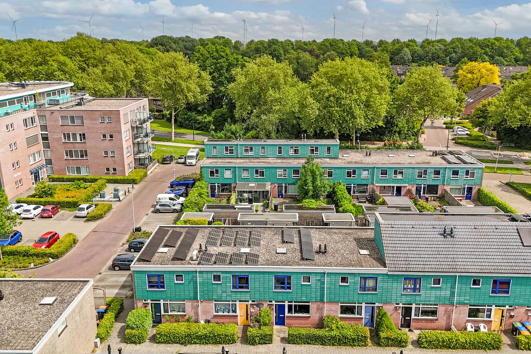 Modern Renovated Terraced House with Solar Panels in Child-Friendly Neighborhood — 11