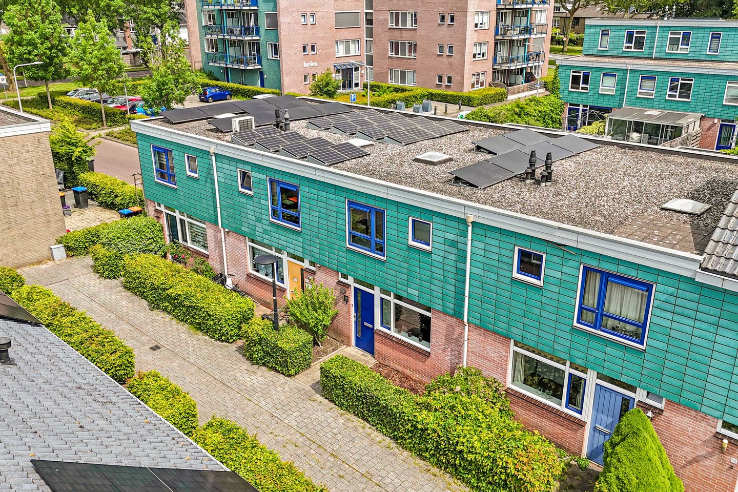 Modern Renovated Terraced House with Solar Panels in Child-Friendly Neighborhood — 10