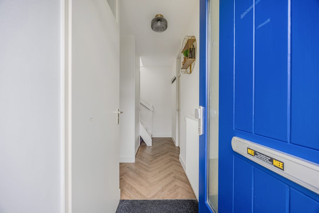 Modern Renovated Terraced House with Solar Panels in Child-Friendly Neighborhood — 13
