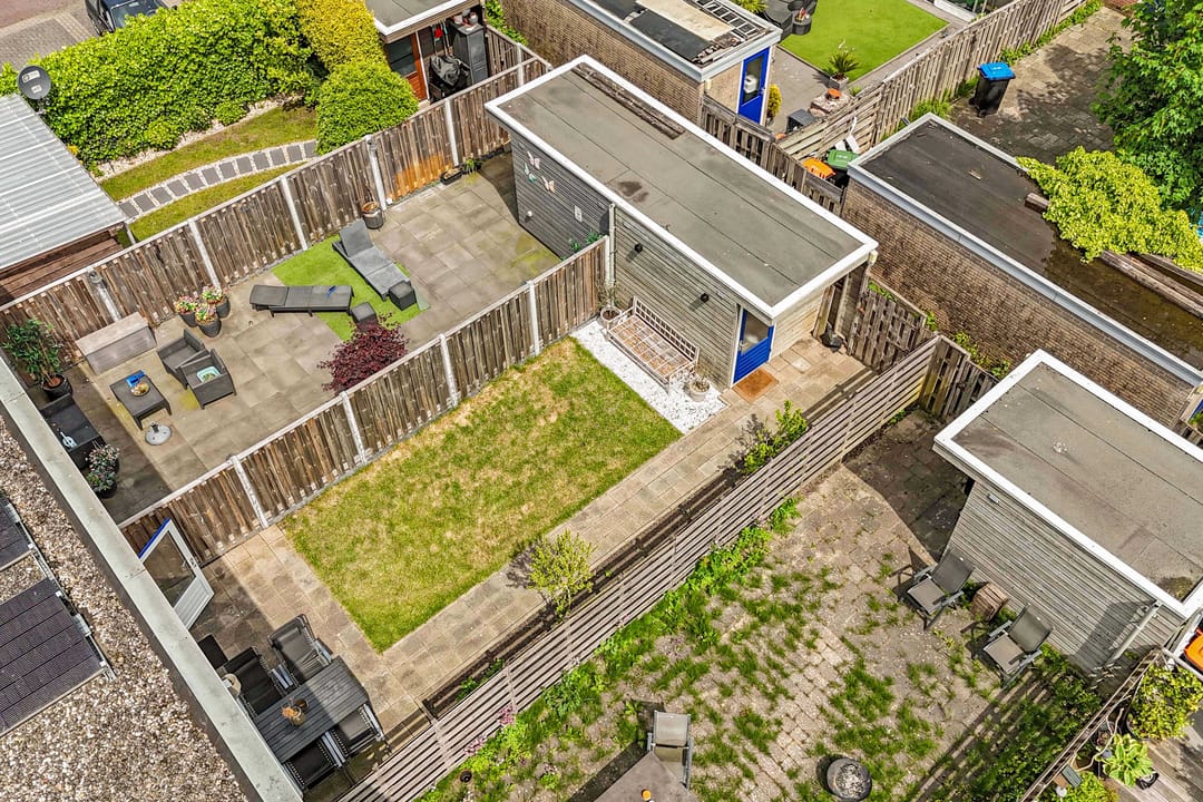 Modern Renovated Terraced House with Solar Panels in Child-Friendly Neighborhood — 46