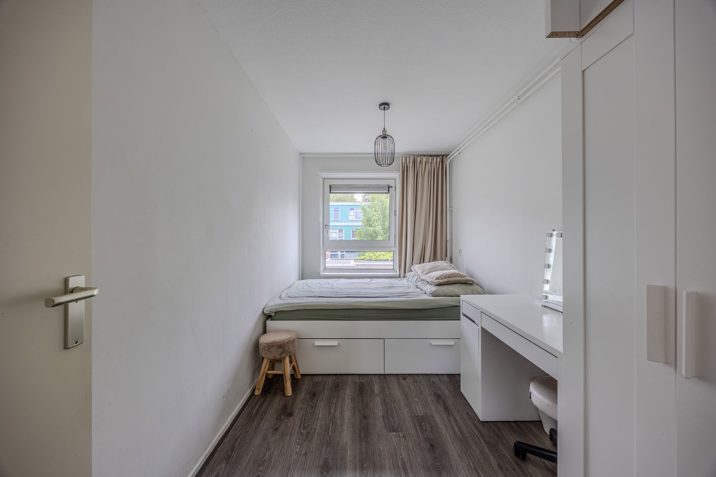 Modern Renovated Terraced House with Solar Panels in Child-Friendly Neighborhood — 34