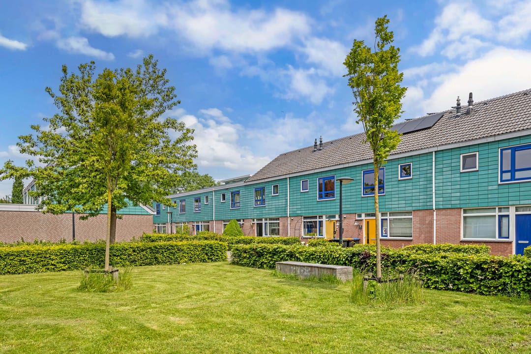 Modern Renovated Terraced House with Solar Panels in Child-Friendly Neighborhood — 7
