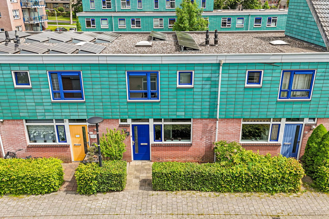 Modern Renovated Terraced House with Solar Panels in Child-Friendly Neighborhood — 8