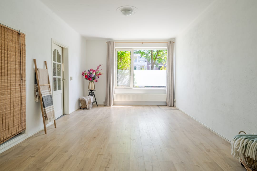 Elegant Ground Floor Residence with Water Views and South West Garden — 7