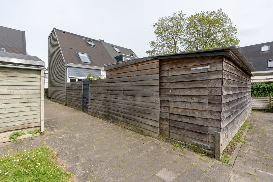 Spacious end house with practice room near Merwedekanaal — 56