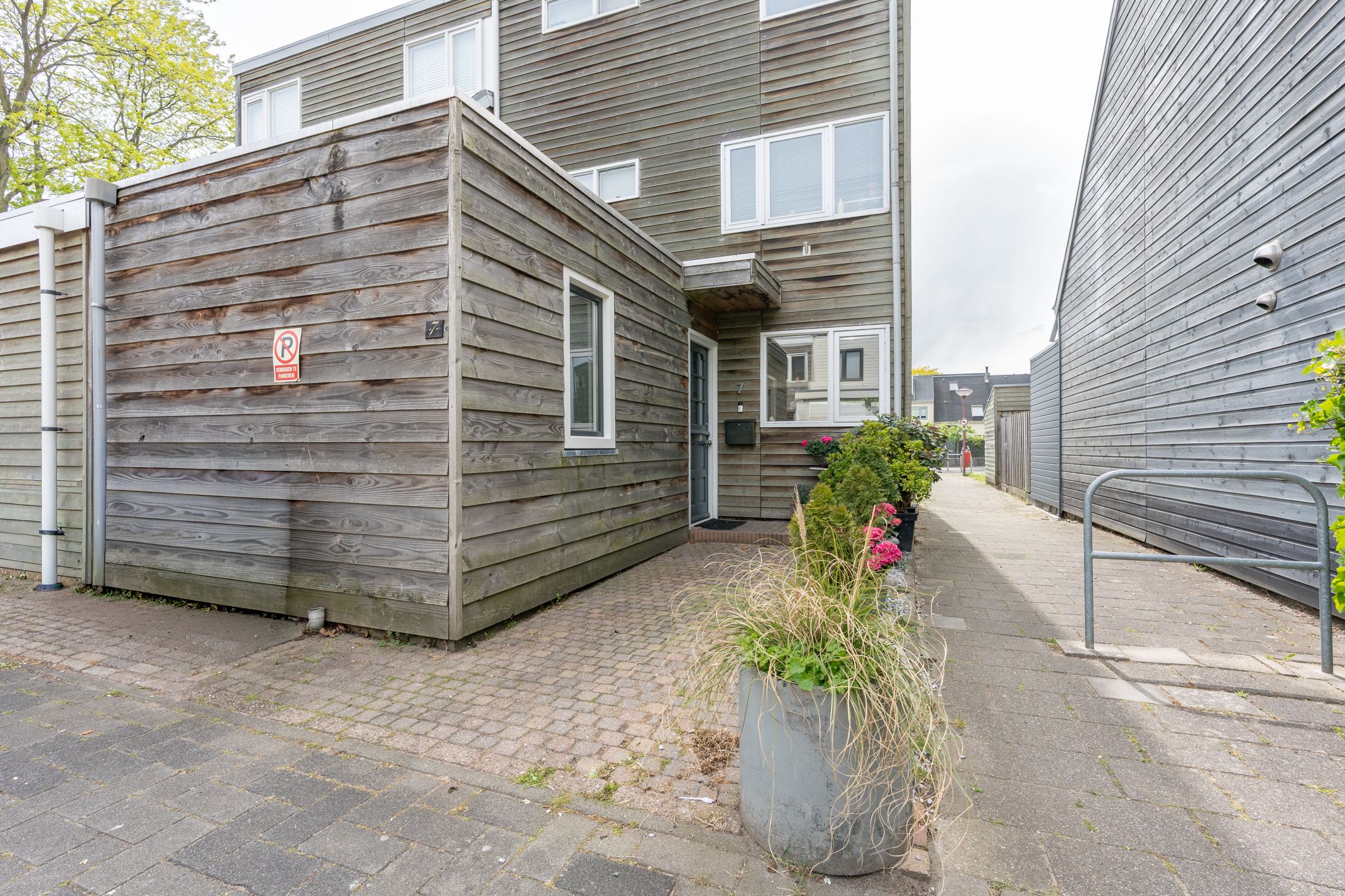 Spacious end house with practice room near Merwedekanaal — 57