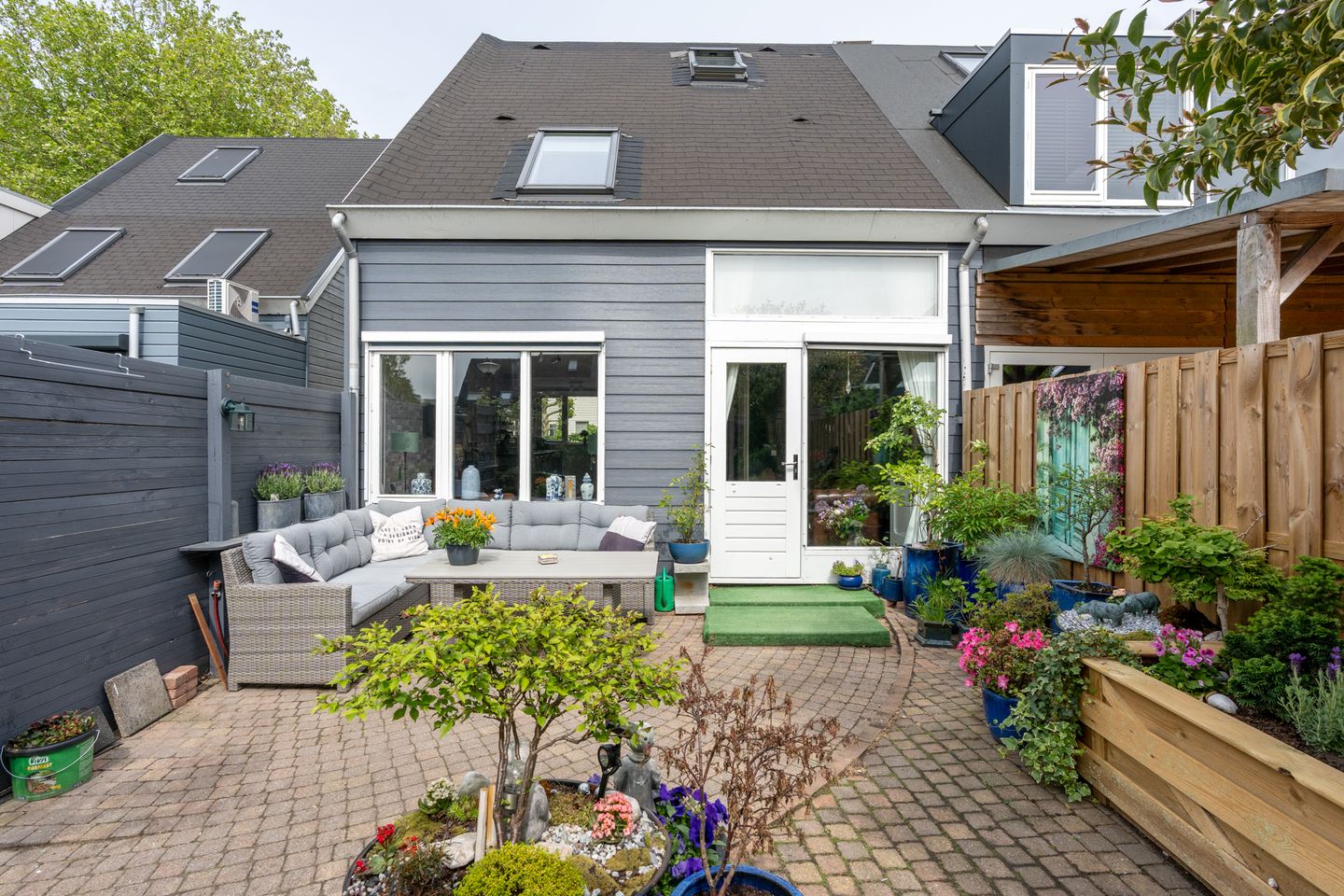 Spacious end house with practice room near Merwedekanaal — 55