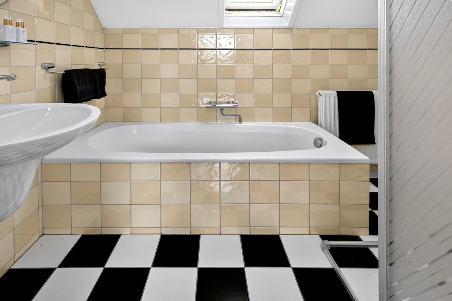 Renovated Detached Villa with Commercial Space Near Veluwezoom National Park — 29