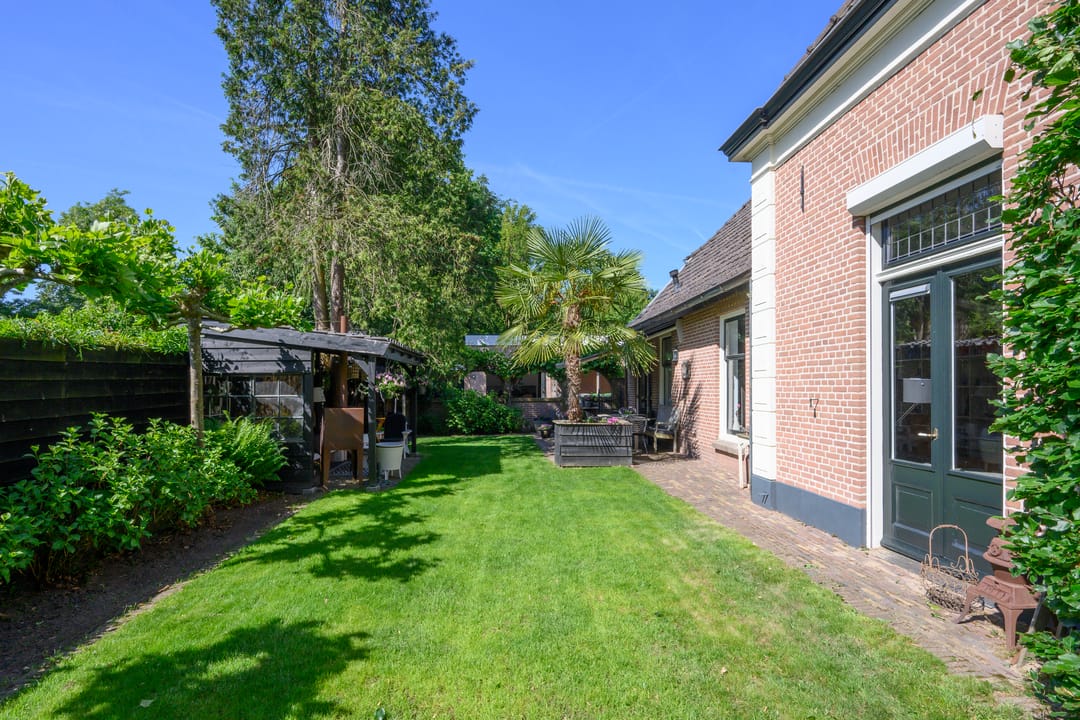 Renovated Detached Villa with Commercial Space Near Veluwezoom National Park — 32