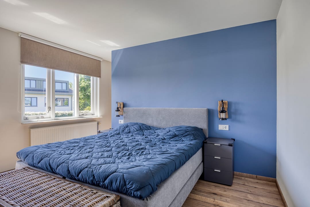 Spacious semi-detached family home with 5 bedrooms, garage, and sunny west-facing waterfront garden — 11