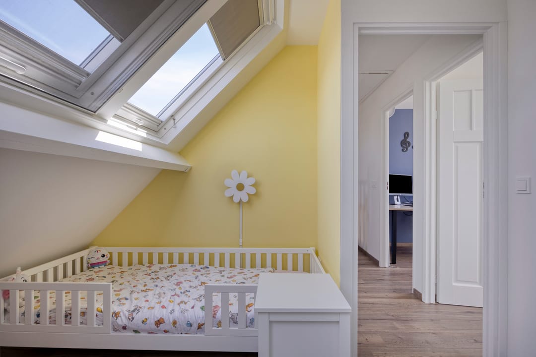 Spacious semi-detached family home with 5 bedrooms, garage, and sunny west-facing waterfront garden — 17