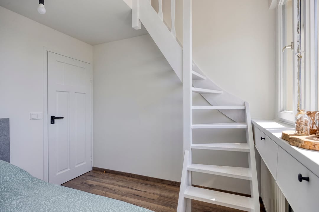 Spacious semi-detached family home with 5 bedrooms, garage, and sunny west-facing waterfront garden — 16