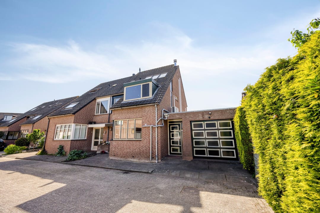 Geräumige Doppelhaushälfte mit 5 Schlafzimmern, Garage und sonnigem Westgarten am Wasser