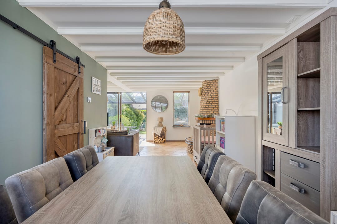 Spacious semi-detached family home with 5 bedrooms, garage, and sunny west-facing waterfront garden — 7