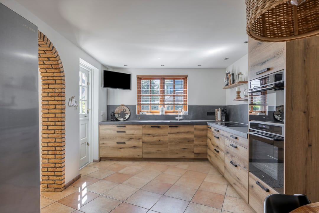 Spacious semi-detached family home with 5 bedrooms, garage, and sunny west-facing waterfront garden — 8