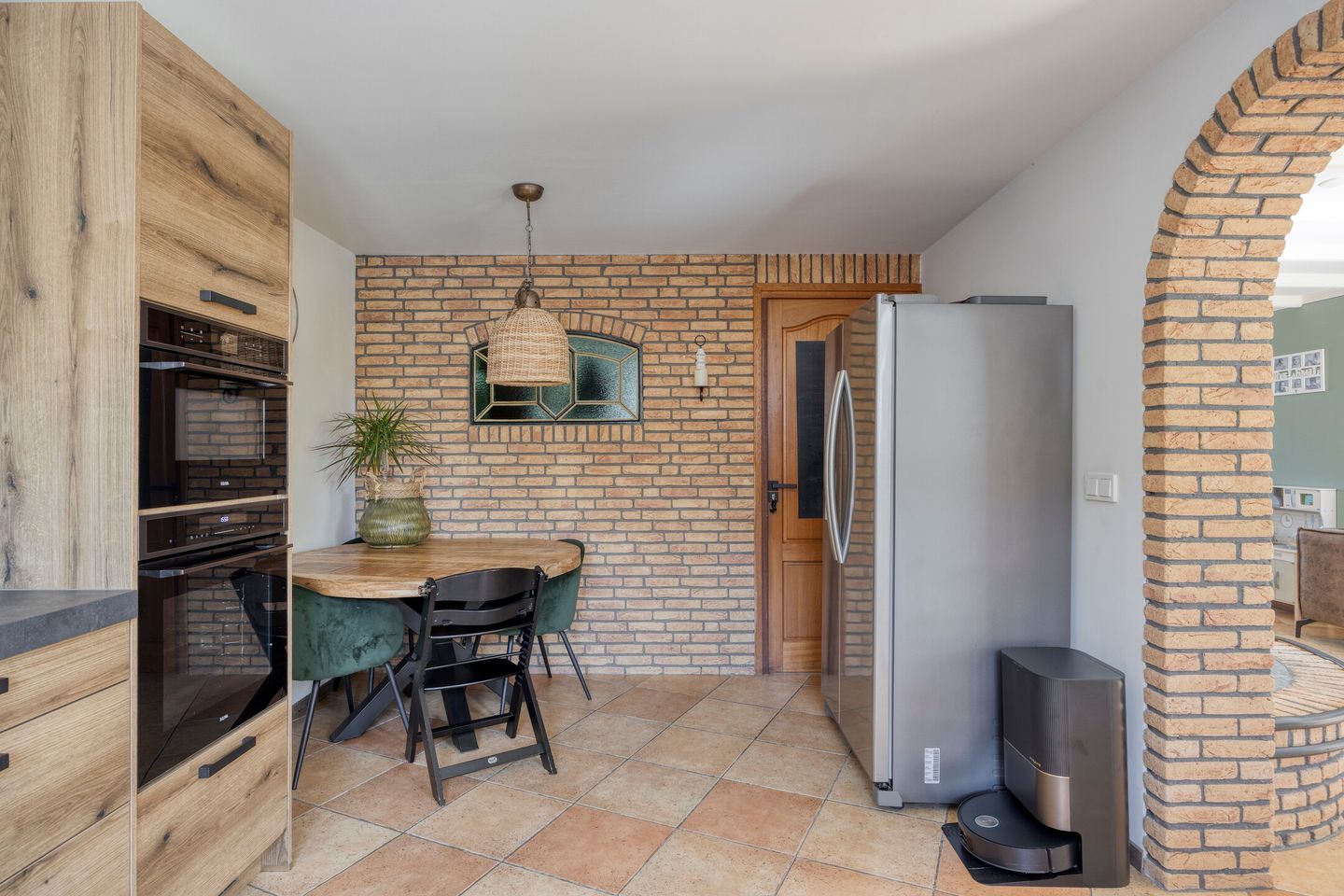 Spacious semi-detached family home with 5 bedrooms, garage, and sunny west-facing waterfront garden — 10