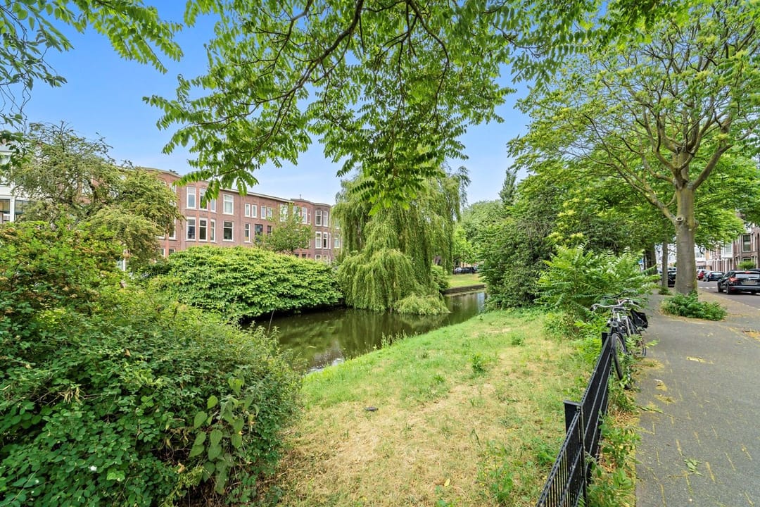 Elegant Ground Floor Residence with Water Views and South West Garden — 31