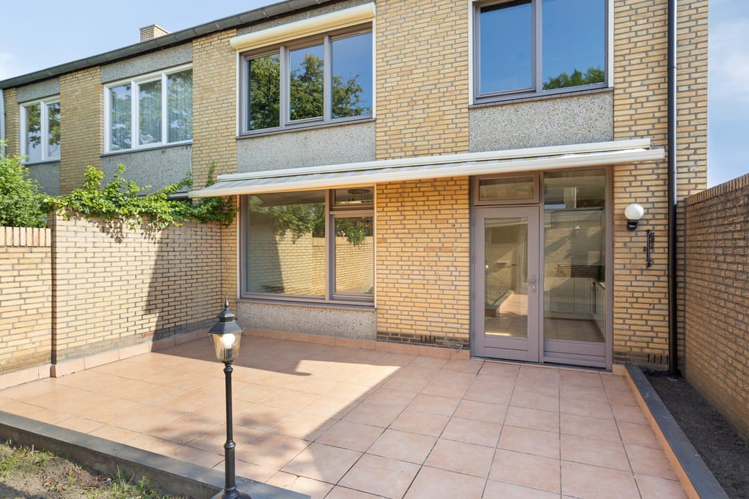 Spacious Corner Home with Detached Garage and Sunny South-Facing Garden — 26