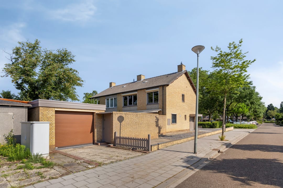 Spacious Corner Home with Detached Garage and Sunny South-Facing Garden — 23