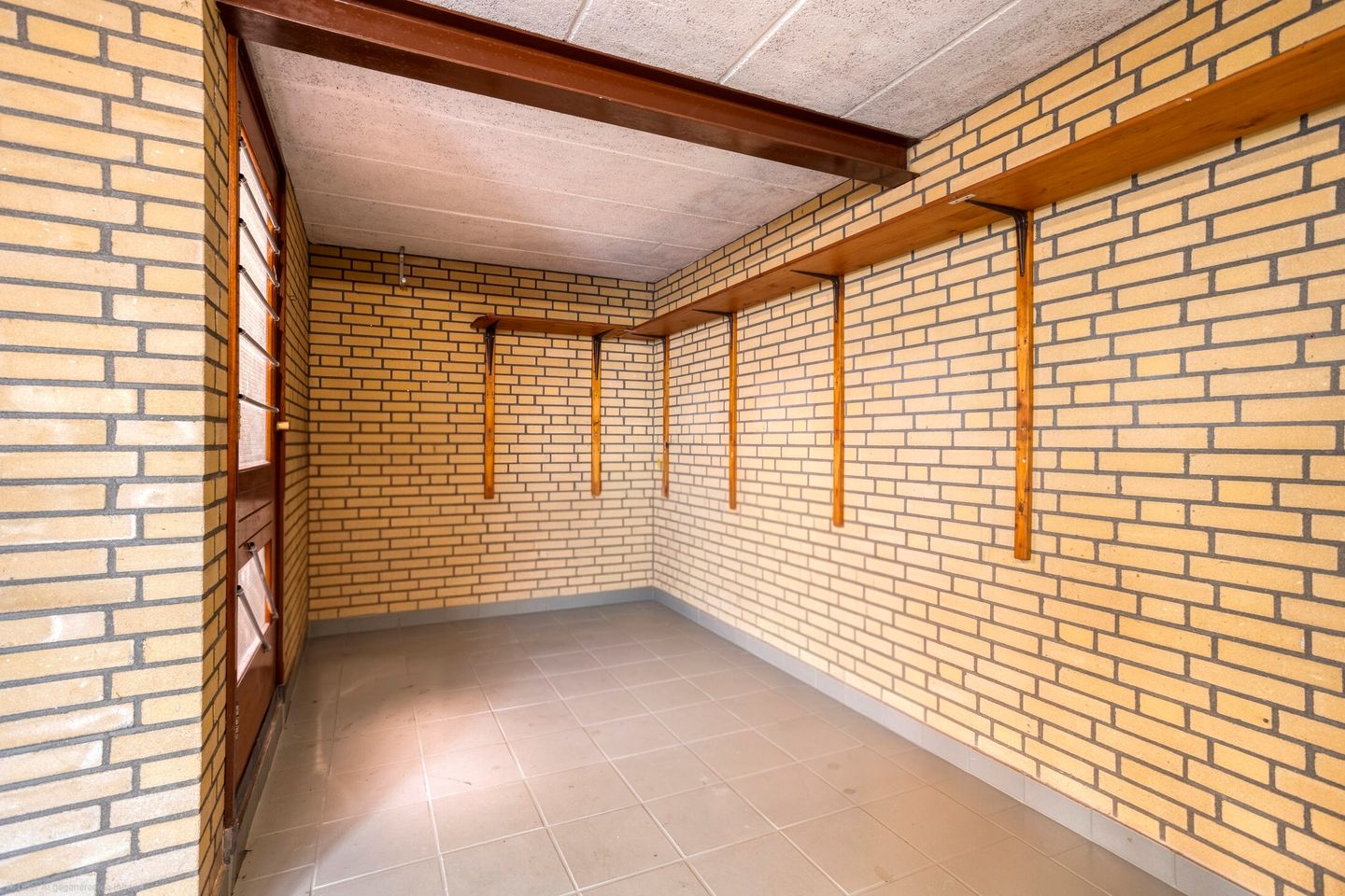 Spacious Corner Home with Detached Garage and Sunny South-Facing Garden — 25