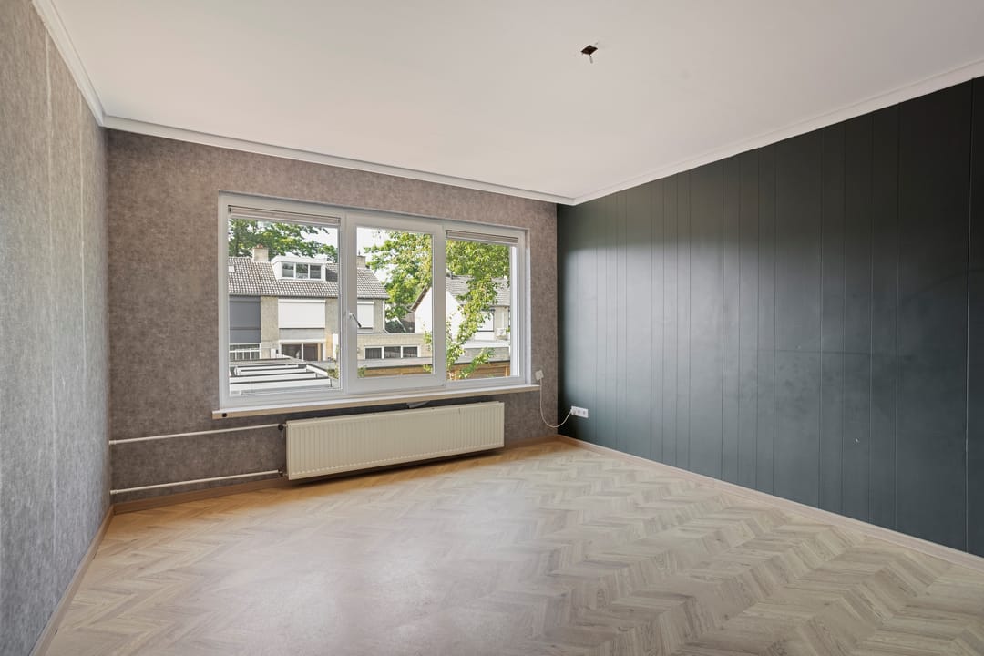 Spacious Corner Home with Detached Garage and Sunny South-Facing Garden — 13