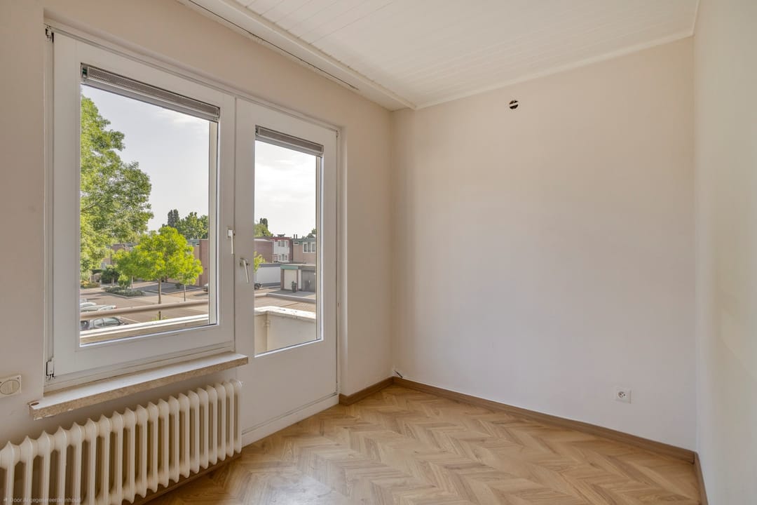 Spacious Corner Home with Detached Garage and Sunny South-Facing Garden — 17