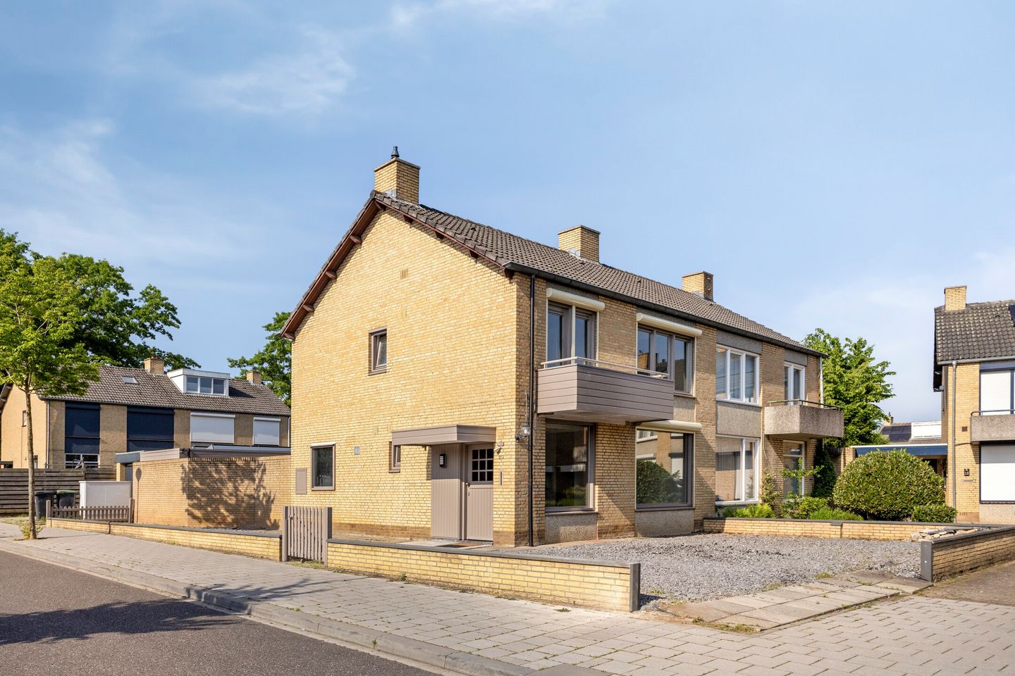 Spacious Corner Home with Detached Garage and Sunny South-Facing Garden — 29