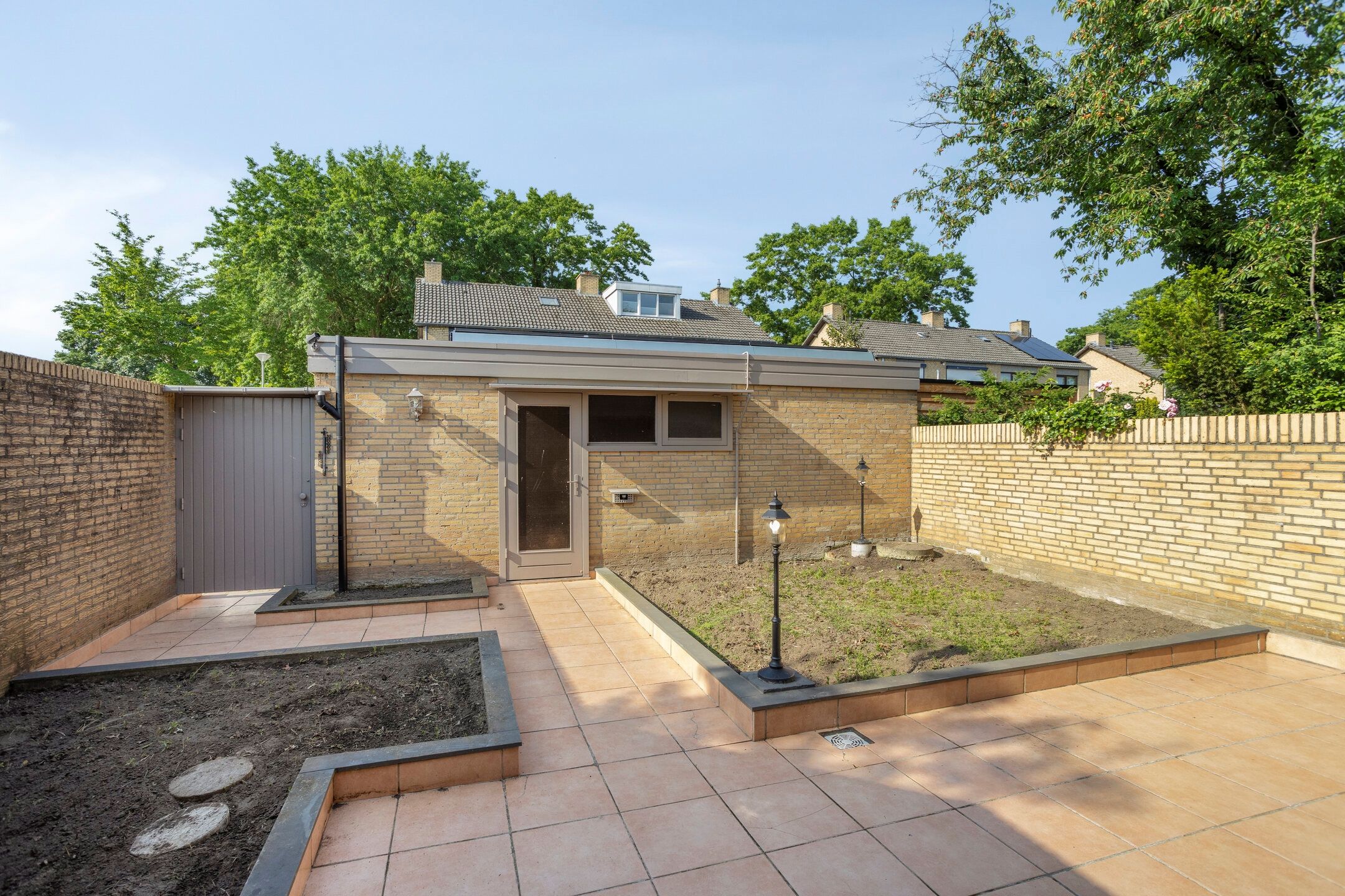 Spacious Corner Home with Detached Garage and Sunny South-Facing Garden — 21