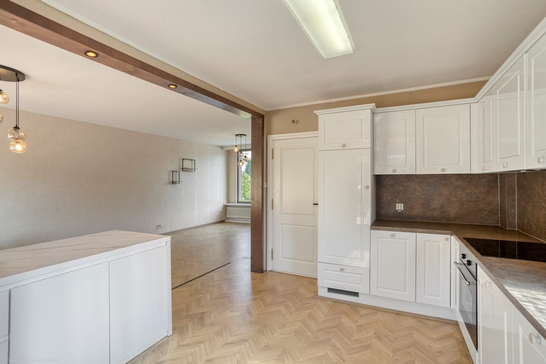 Spacious Corner Home with Detached Garage and Sunny South-Facing Garden — 8