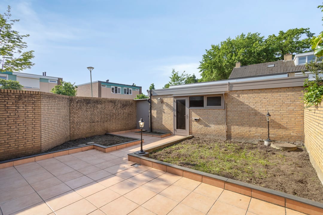 Spacious Corner Home with Detached Garage and Sunny South-Facing Garden — 22