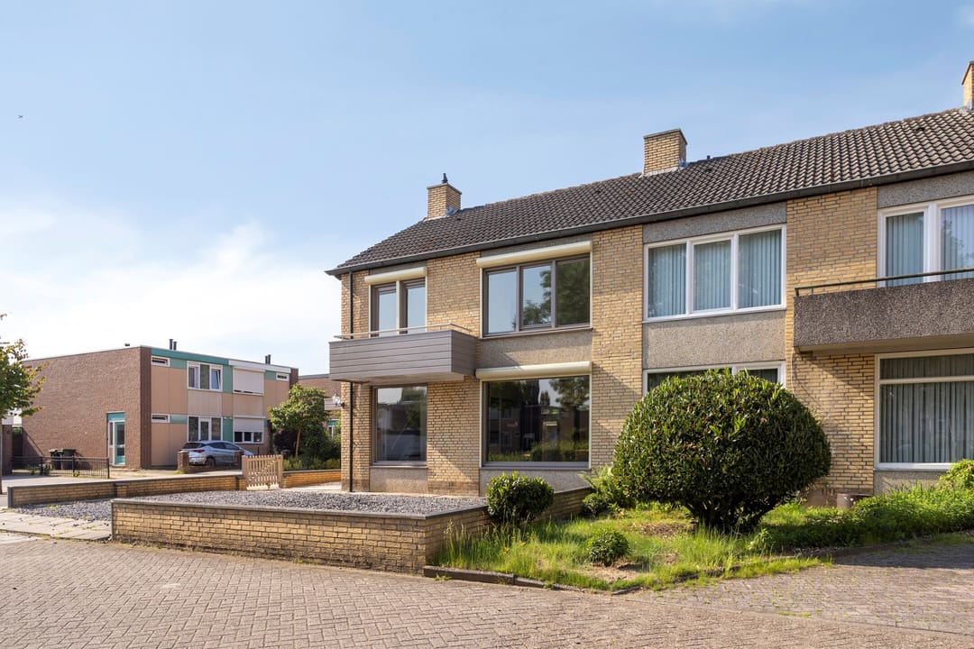 Spacious Corner Home with Detached Garage and Sunny South-Facing Garden