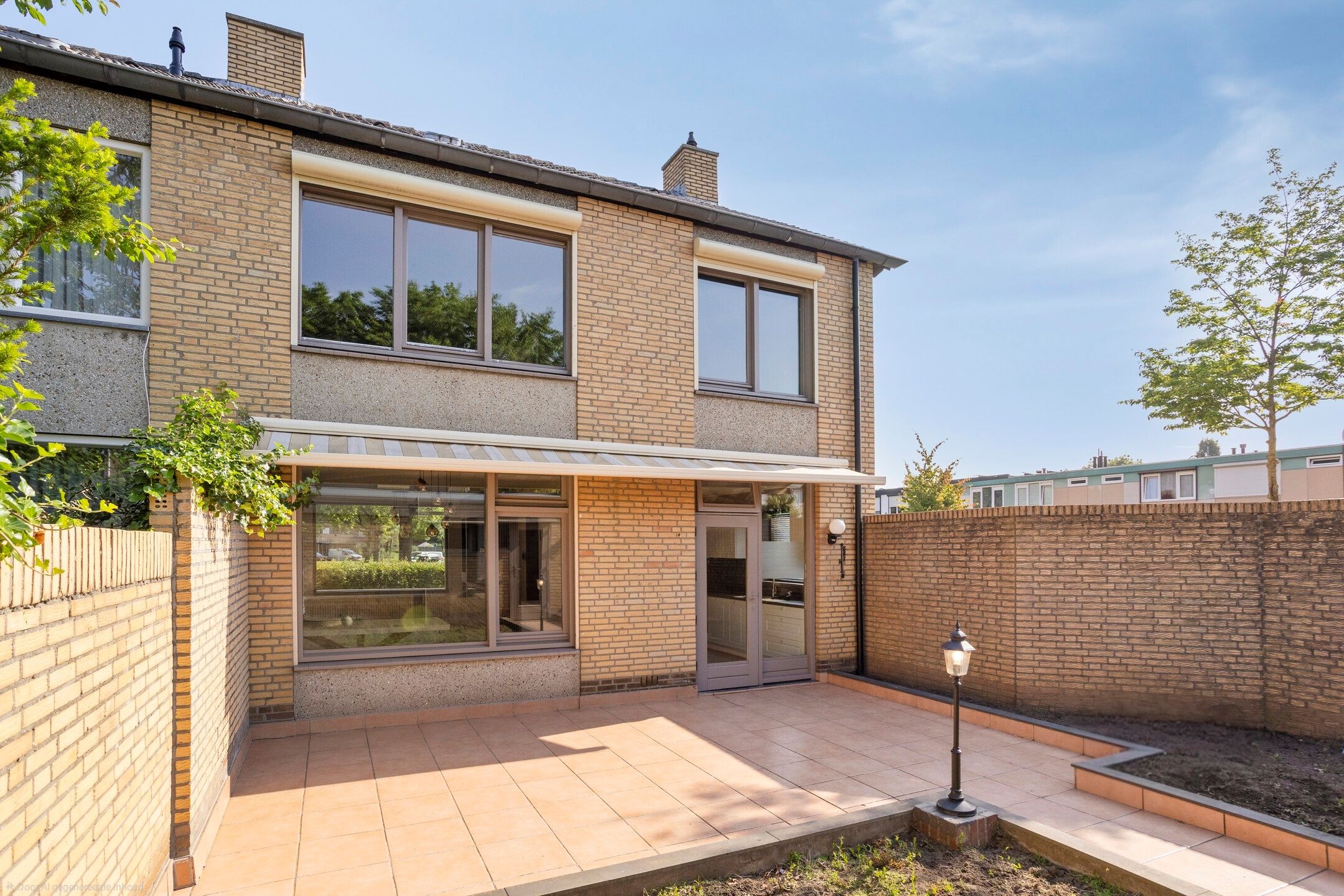 Spacious Corner Home with Detached Garage and Sunny South-Facing Garden — 27