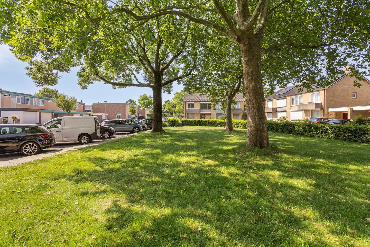 Spacious Corner Home with Detached Garage and Sunny South-Facing Garden — 34