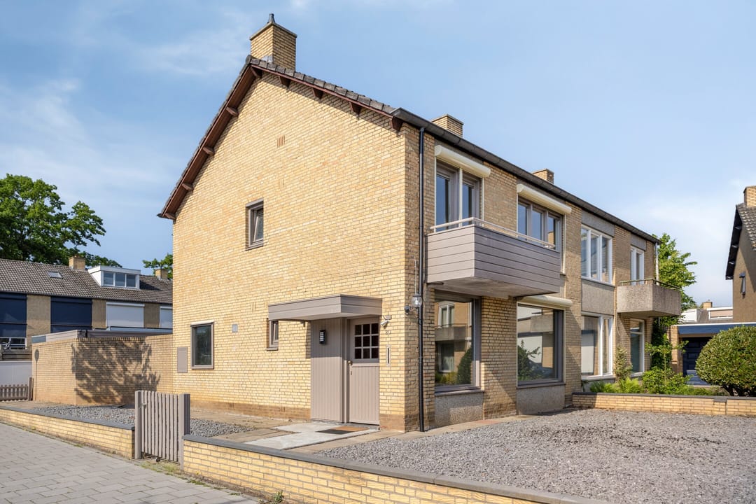 Spacious Corner Home with Detached Garage and Sunny South-Facing Garden — 28