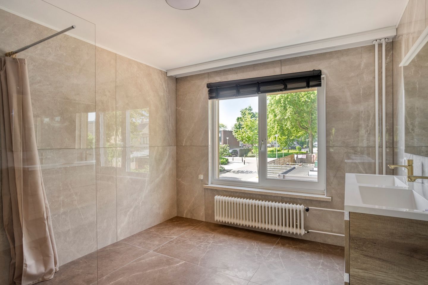Spacious Corner Home with Detached Garage and Sunny South-Facing Garden — 19