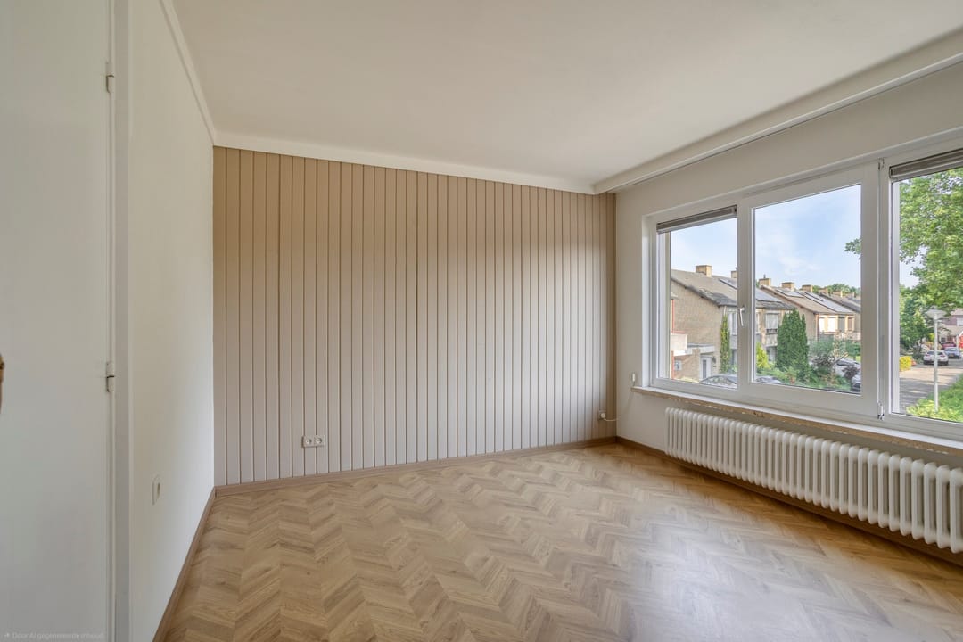 Spacious Corner Home with Detached Garage and Sunny South-Facing Garden — 16