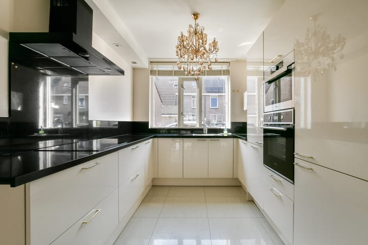 Tussenwoning te koop: Marjoleinstraat 10, Almere